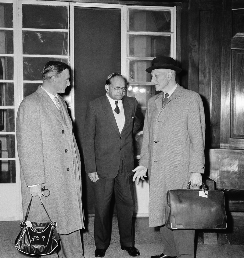 Penfield (derecha) con tres colegas en 1957. AP
